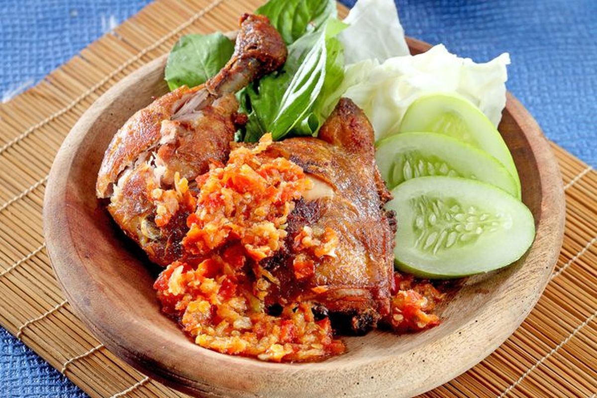 Viral! Ayam Penyet dengan Sambal Meledak