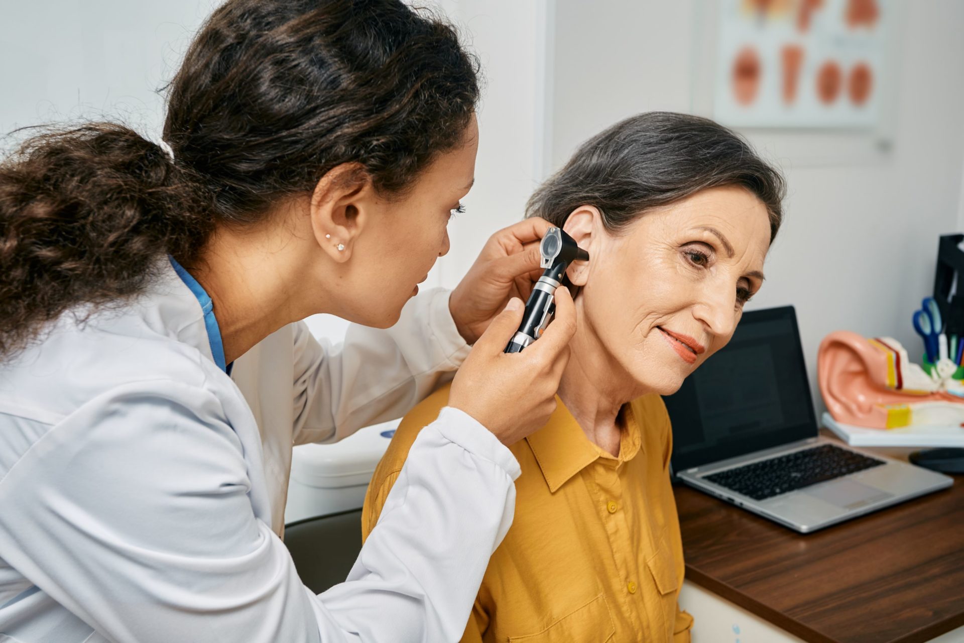 10 Tanda Telinga Kamu Butuh Diperiksa Dokter