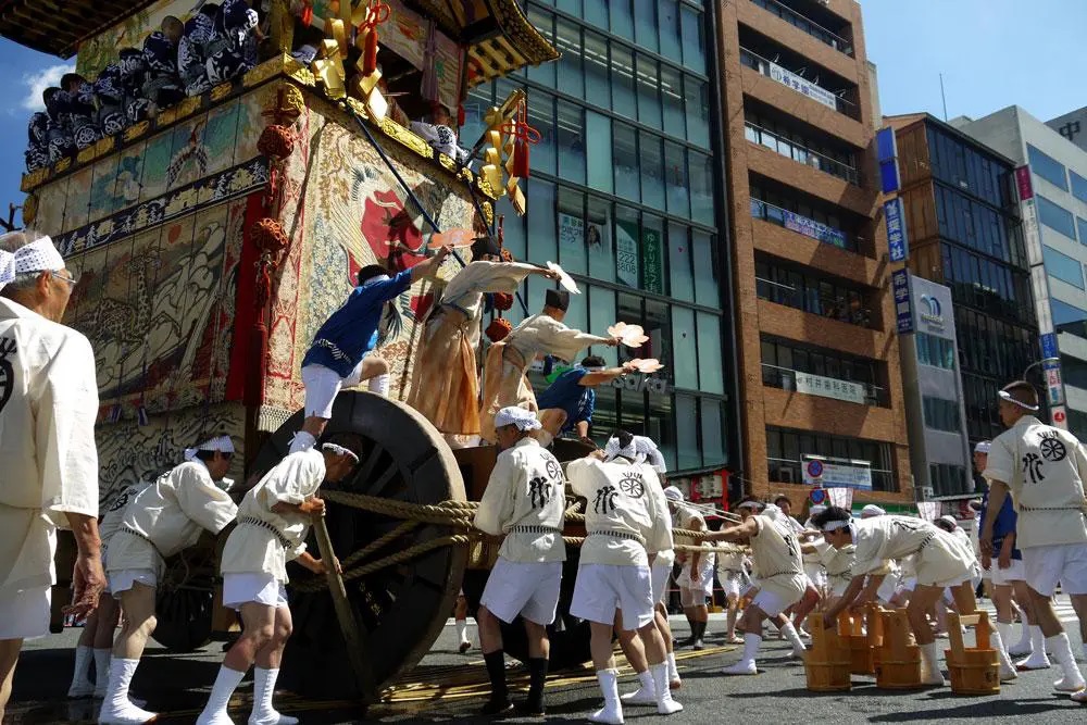 Cahaya Magis Malam Kyoto: Festival Tradisional yang Memikat Hati